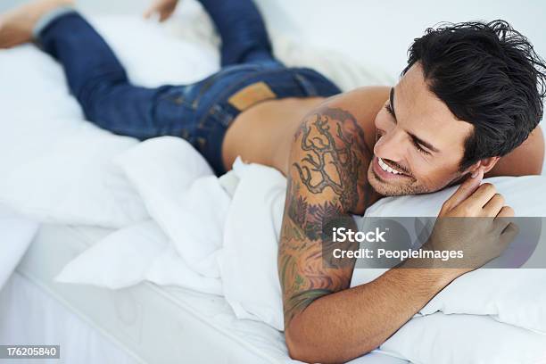 笑いベッドでお楽しみいただけます - 男性のストックフォトや画像を多数ご用意 - 男性, 性的魅力がある, ベッド
