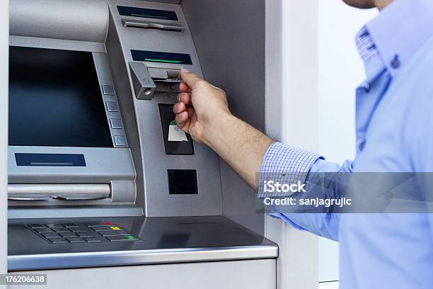 男性atm - 現金自動預け払い機のストックフォトや画像を多数ご用意 - 現金自動預け払い機, 精算カウンター, クレジットカード