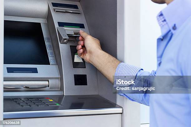 Человек С Помощью Atm — стоковые фотографии и другие картинки Банкомат - Банкомат, Касса, Кредитная карта