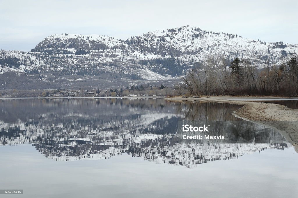 Osoyoos invierno lago reflexión BC - Foto de stock de Invierno libre de derechos