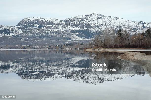 Osoyoos Invierno Lago Reflexión Bc Foto de stock y más banco de imágenes de Invierno - Invierno, Osoyoos, Agua