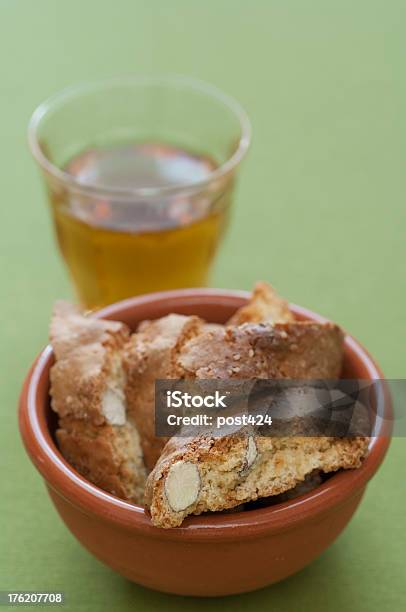 Closeup Auf Und Cantuccini Und Vin Santo Stockfoto und mehr Bilder von Alkoholisches Getränk - Alkoholisches Getränk, Biscotti, Dessert