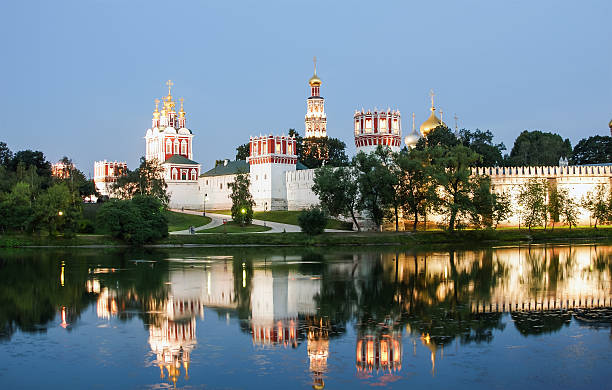 convento de novodevichy (à noite), moscovo, rússia - novodevichy convent imagens e fotografias de stock