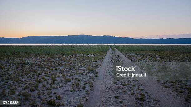 Дорожка На Пляж Тропа Road Песчаные Дюны Lake Sunrise — стоковые фотографии и другие картинки Без людей