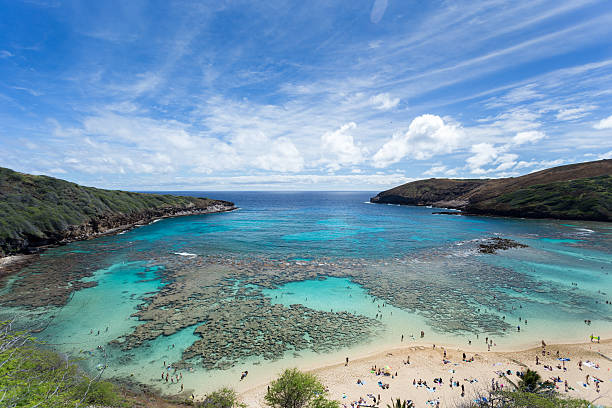 bahía de hanauma, esnórquel paradise en hawai - hanauma bay hawaii islands oahu bay fotografías e imágenes de stock