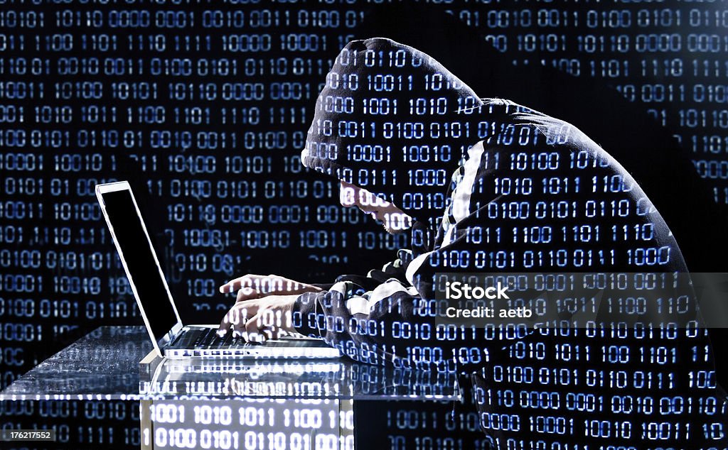 Hacker escribiendo en una computadora portátil - Foto de stock de Adulto libre de derechos
