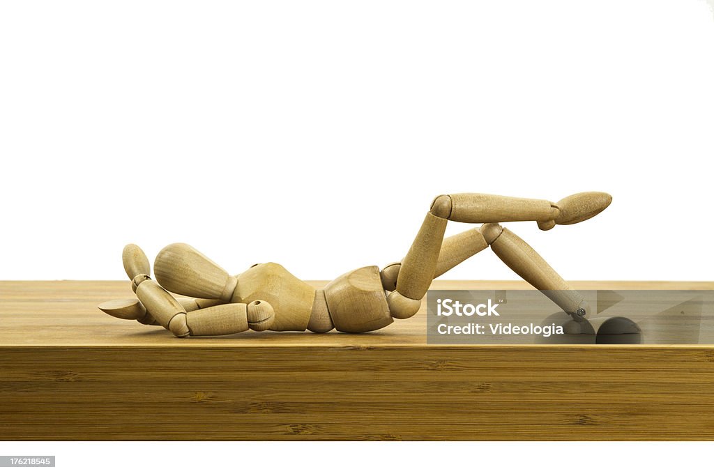 Muñeco articulado que descansan en placa - Foto de stock de Acostado libre de derechos