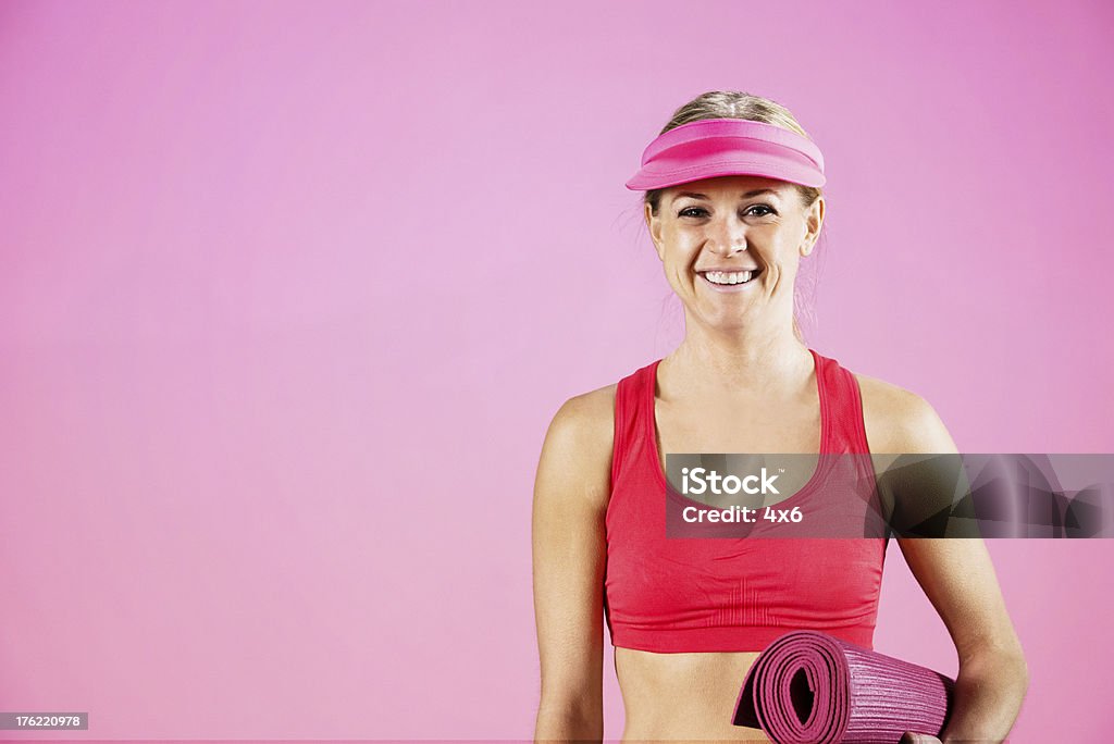 Lächelnde Junge Frau mit einer yoga-Matte - Lizenzfrei Athlet Stock-Foto