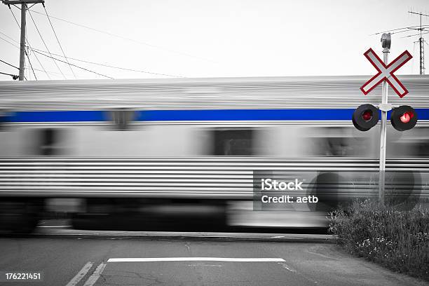 通り過ぎる電車 - アクションショットのストックフォトや画像を多数ご用意 - アクションショット, 列車, 門