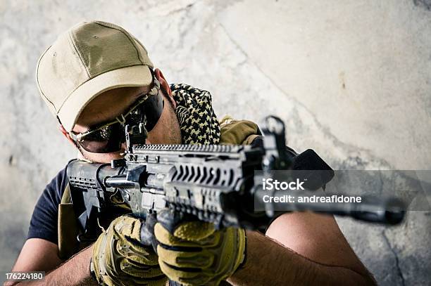 現代の兵士狙う自動暴行ライフル射撃 - 1人のストックフォトや画像を多数ご用意 - 1人, エアソフトガン, カラー画像