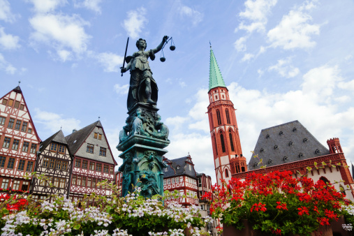 Fuente con Justitia estatua en Frankfurt photo