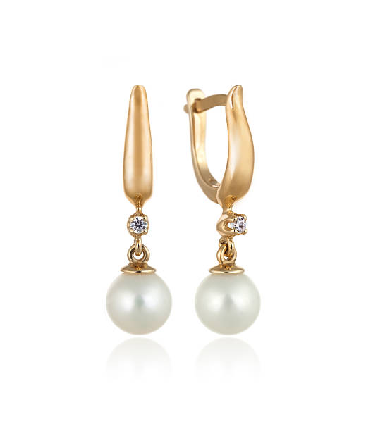 paire de boucles d'oreilles or avec diamants, perles et isolé - gold earrings photos et images de collection