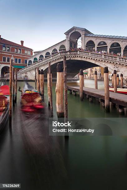 Puente De Rialto Venice Foto de stock y más banco de imágenes de Agua - Agua, Aire libre, Amarillo - Color