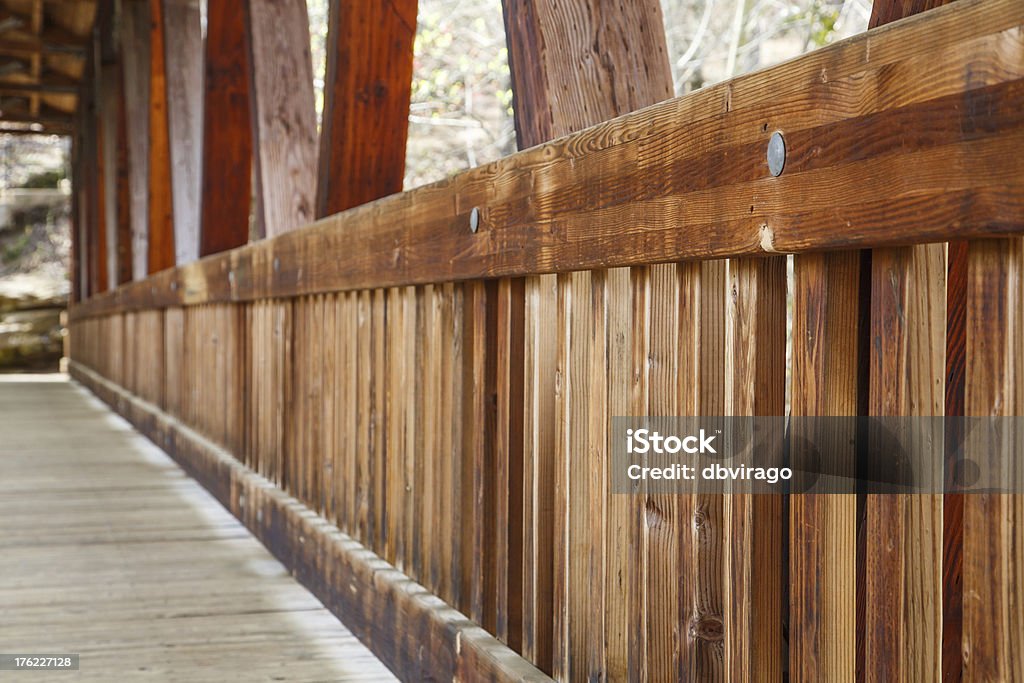 Pickets en un antiguo puente de madera - Foto de stock de Aire libre libre de derechos