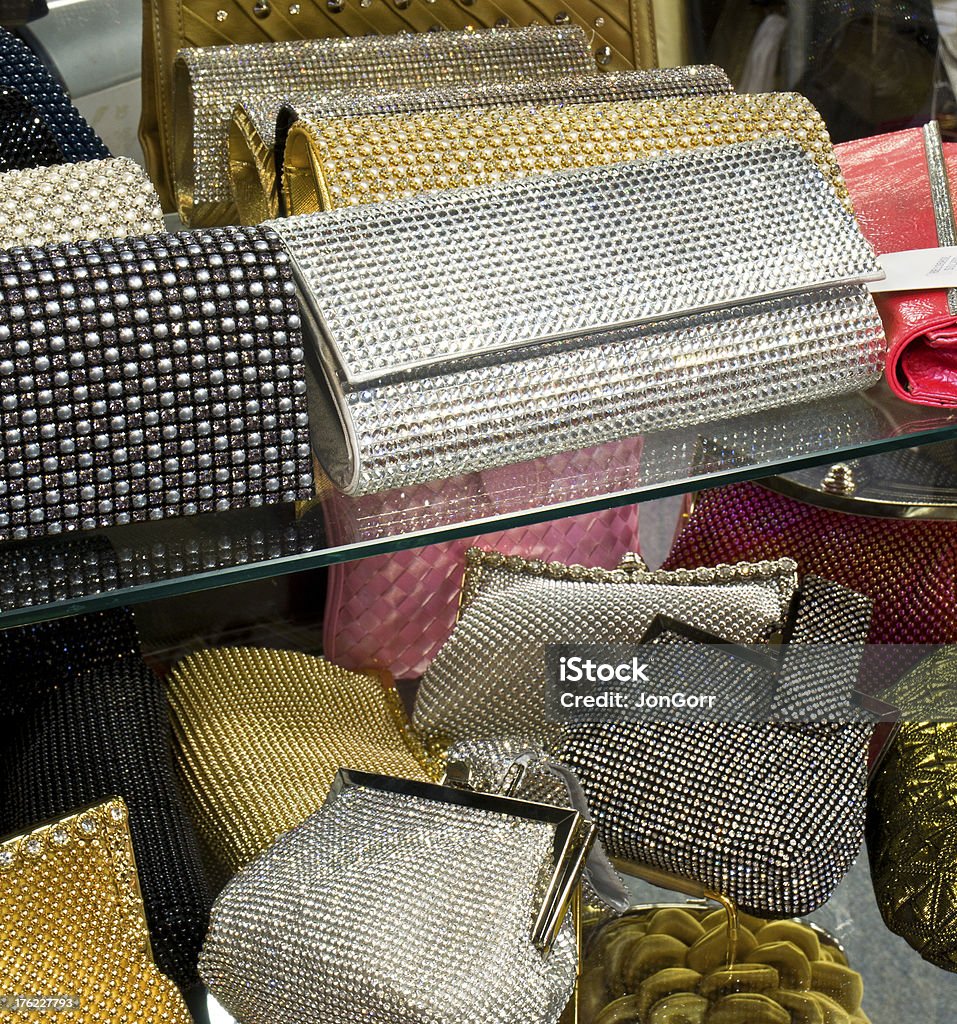Оригинальные Дизайнерские кошельки и исполнение сумки в магазин дисплей - Стоковые фото Дамская сумочка роялти-фри