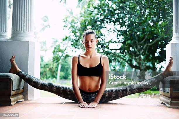 Yogaübung In Sri Lanka Stockfoto und mehr Bilder von Spagat - Spagat, Aktiver Lebensstil, Aura