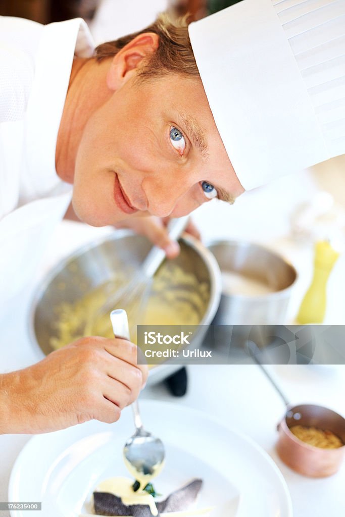 chef profissional trabalhando na cozinha - Foto de stock de Adulto royalty-free