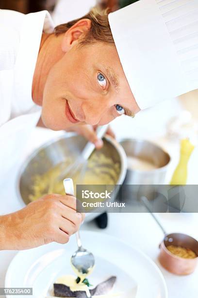 Foto de Chef Profissional Trabalhando Na Cozinha e mais fotos de stock de Adulto - Adulto, Alimentação Saudável, Bonito - pessoa