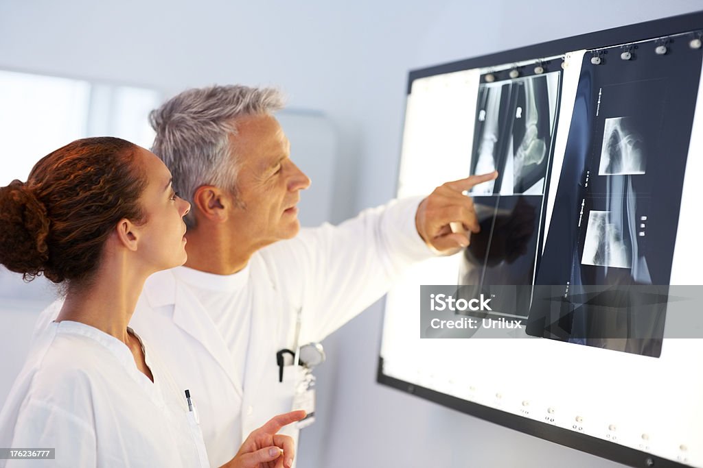 Deux médecins examiner un x-ray à hospital - Photo de Adulte libre de droits