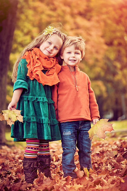 soeur et un frère en plein air - smiling little girls little boys autumn photos et images de collection