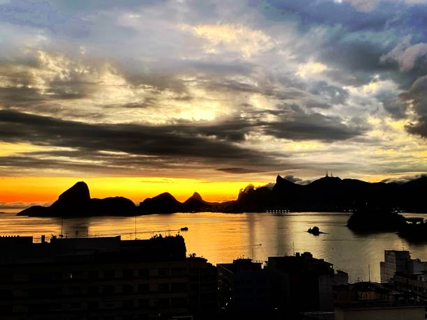 zachód słońca w rio widziany z niteroi - brazil silhouette sunset guanabara bay zdjęcia i obrazy z banku zdjęć