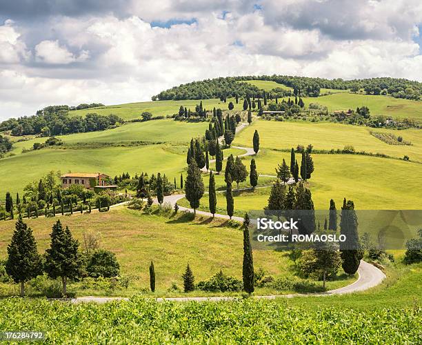 Tortuosa Strada Cypress Foderato In Monticchiello Val Dorcia Toscana Italia - Fotografie stock e altre immagini di Ambientazione esterna