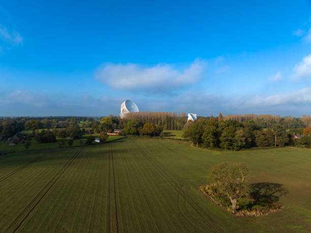 banco jodrell y tierras agrícolas - jodrell bank radio telescope dish cheshire astronomy telescope observatory fotografías e imágenes de stock