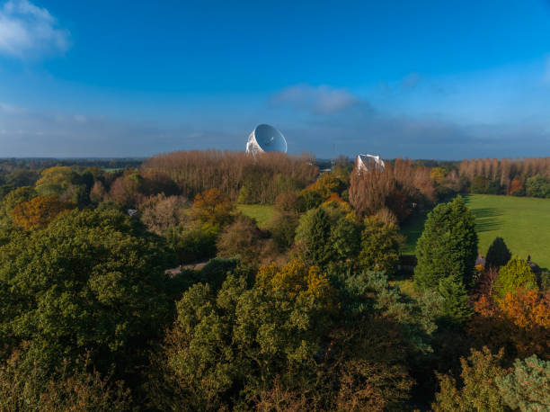 escena otoñal de jodrell bank - jodrell bank radio telescope dish cheshire astronomy telescope observatory fotografías e imágenes de stock