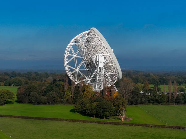 cielos azules de jodrell bank - jodrell bank radio telescope dish cheshire astronomy telescope observatory fotografías e imágenes de stock