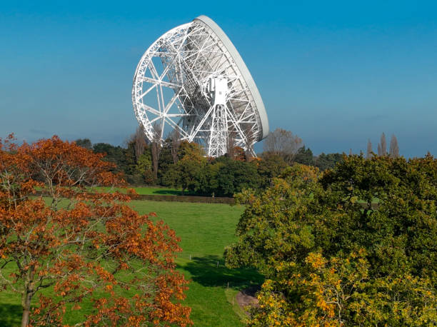 jodrell bank cielos azules y árboles otoñales - jodrell bank radio telescope dish cheshire astronomy telescope observatory fotografías e imágenes de stock