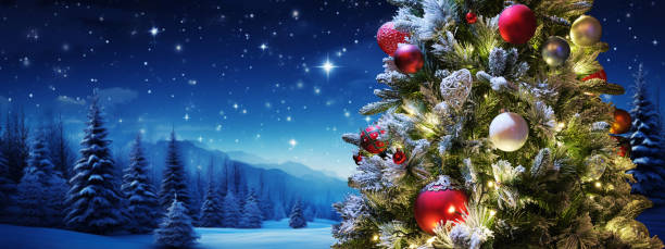 choinka udekorowana tradycyjnymi ozdobami świątecznymi, oświetlona lampkami choinkowymi, które grą cieni i światełek życząc wesołych świąt. ośnieżone gałązki sosny z ozdobnymi bombkami. w tle t - pine tree flash zdjęcia i obrazy z banku zdjęć