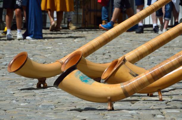 traditionelles alphorn in gruyères, schweiz. - gruyeres stock-fotos und bilder