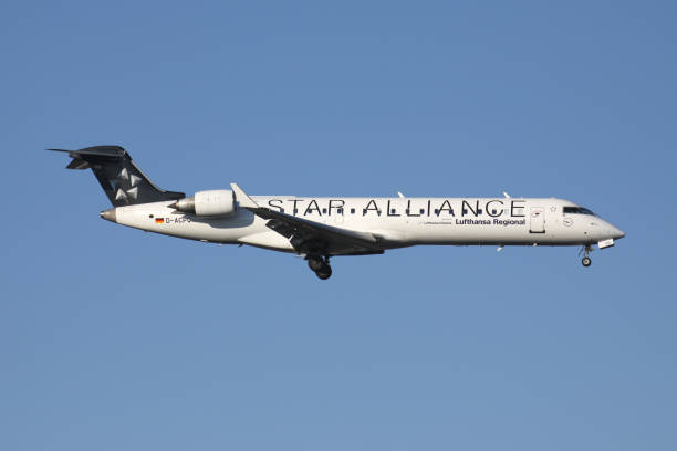 lufthansa regional bombardier crj700 in star alliance lackierung - crj 700 stock-fotos und bilder