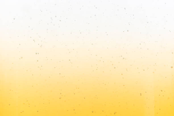 白と黄色の水の背景にガスの泡の接写 - gasoline brewery beer liquid ストックフォトと画像