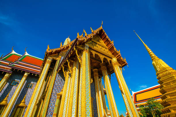 templo do buda de esmeralda wat phra kaew foi construído sob a ordem real do rei rama, o primeiro - monastery buddhism wat east - fotografias e filmes do acervo