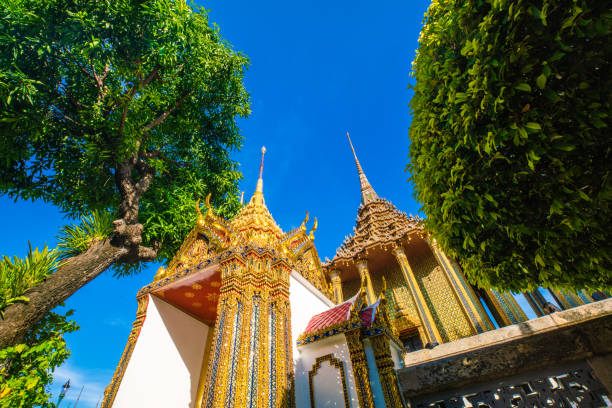 templo do buda de esmeralda wat phra kaew foi construído sob a ordem real do rei rama, o primeiro - monastery buddhism wat east - fotografias e filmes do acervo