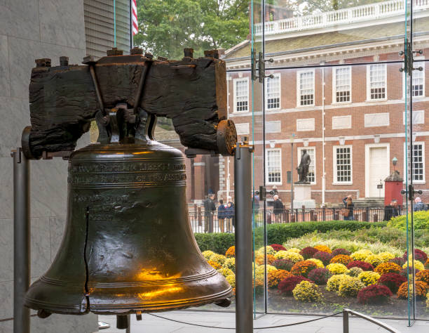 Philadelphia, PA US Oct 14, 2023 The Liberty Bell, previously called the State House Bell or Old State House Bell, is an iconic symbol of American independence located in Philadelphia filadelfia, pensilvania, ee. uu. 14 de octubre de 2023 la campana de la libertad, anteriormente llamada campana de la casa del estado o campana de la casa del estado vieja, es un símbolo icónico de la independencia estadounidense ubicado en filadelfia