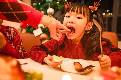 Girls spend Christmas at home eating grilled chicken,
