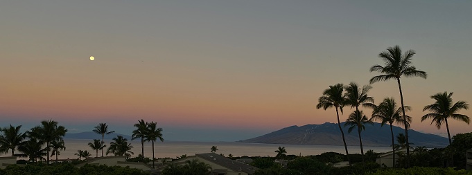photographing the 2023 full hunters' moon from the island of maui, hawai'i - u.s.a.