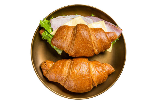 французский сэндвич с круассаном с листьями салата, сыром, помидорами и ветчиной.  изолирован на белом фоне. - sandwich club sandwich ham turkey стоковые фото и изображения