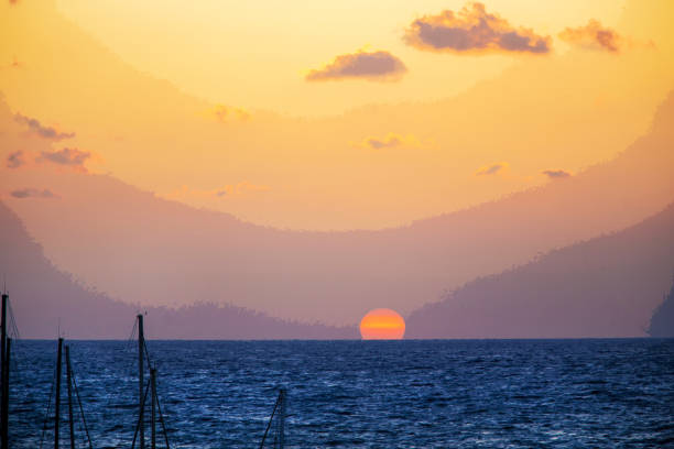 サンセット - 大きい サンセット - la 巨大な太陽が地中海に沈む . - sailboat sunset tel aviv sea ストックフォトと画像