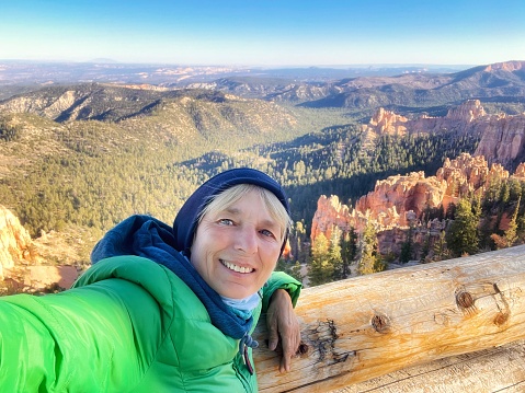 Woman wearing Winter clothing in Bryce Canyon and making Selfie