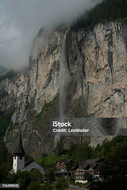 Cascata Dietro Villaggio Delle Alpi - Fotografie stock e altre immagini di Alpi - Alpi, Alpi Bernesi, Ambientazione esterna