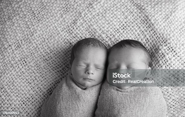 Dormir Twin Irmãos - Fotografias de stock e mais imagens de 0-1 Mês - 0-1 Mês, 0-11 Meses, Aconchegante