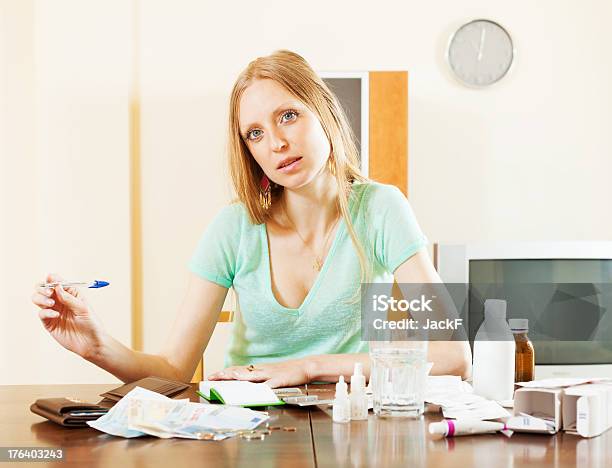 Foto de Comum Mulher Loira Com Medicamentos E Dinheiro e mais fotos de stock de Adulto - Adulto, Calcular, Cansado