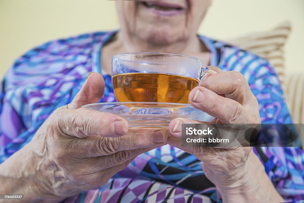 Tenant un verre de thé - Photo de Adulte libre de droits