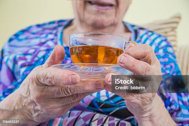 Photo libre de droit de Tenant Un Verre De Thé banque d'images et plus d'images libres de droit de Adulte - Adulte, D'ascendance européenne, Femmes