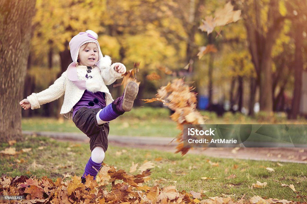 Bambina all'aperto - Foto stock royalty-free di Calciare