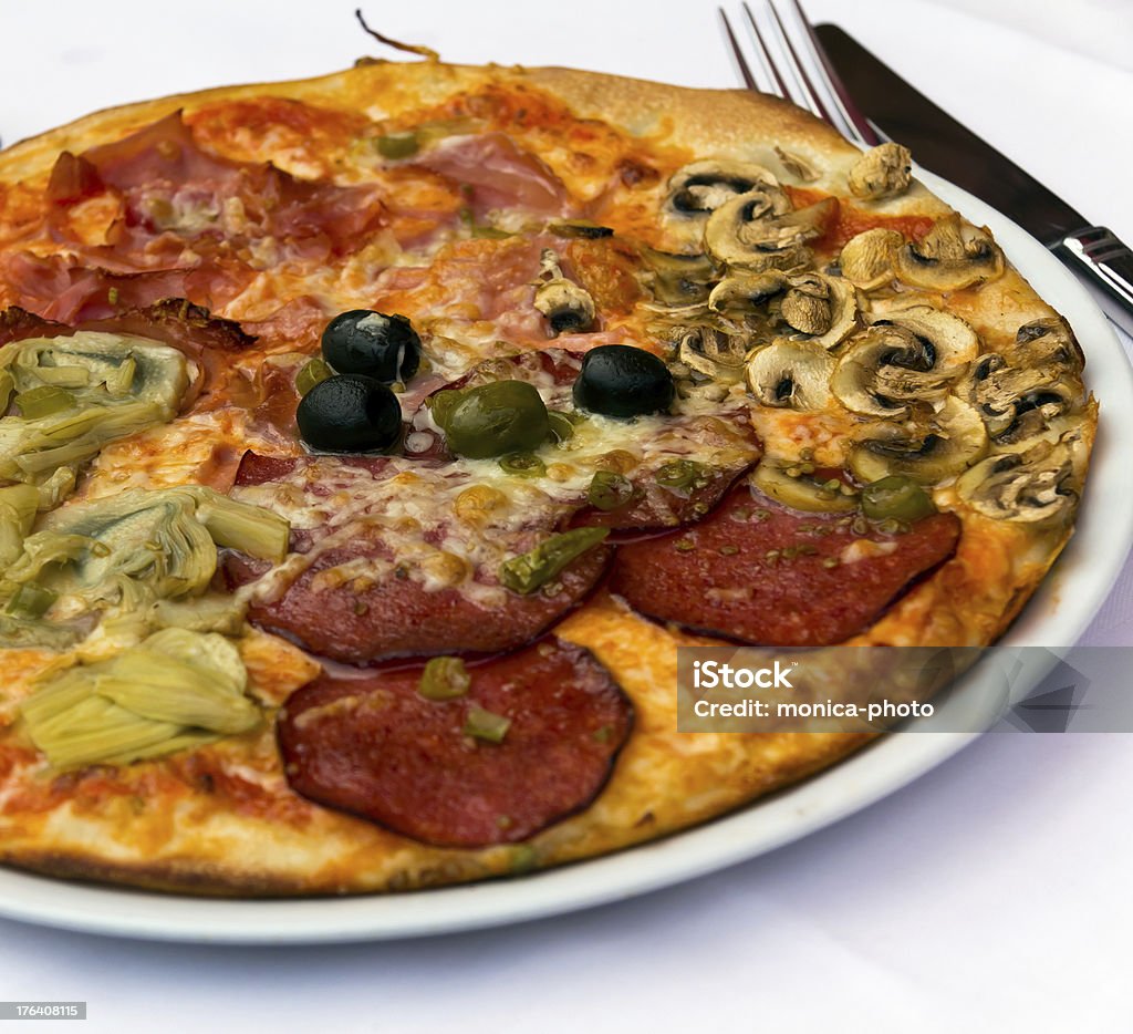 Pizza avec Salami, tomates et piment - Photo de Aliment libre de droits
