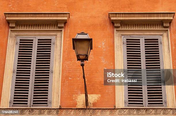 Windows Foto de stock y más banco de imágenes de Contraventana - Contraventana, Edificio residencial, Europa del sur